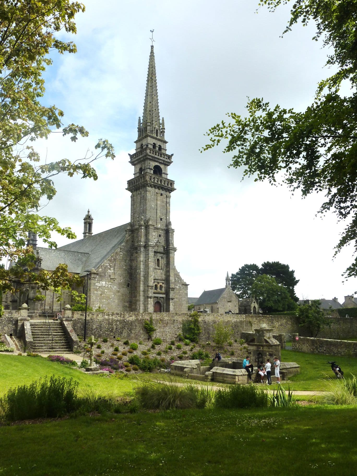 File:Gouesnou Eglise et fontaine.jpg - Wikimedia Commons