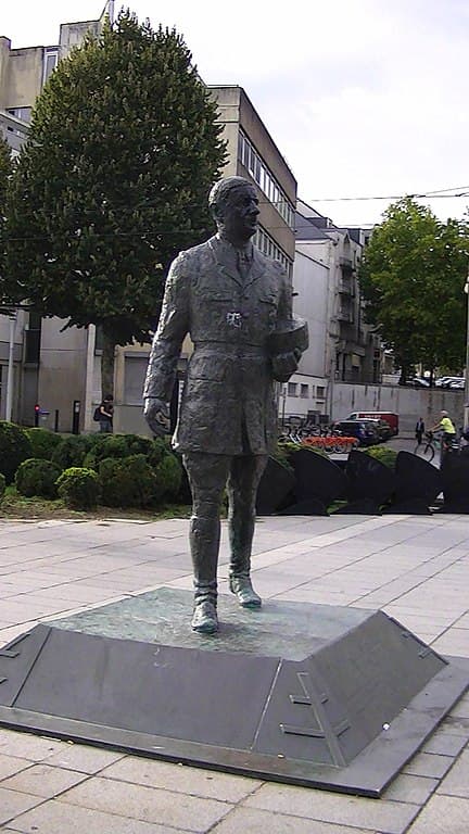 File:Charles de Gaulle statue Nantes.jpg - Wikimedia Commons