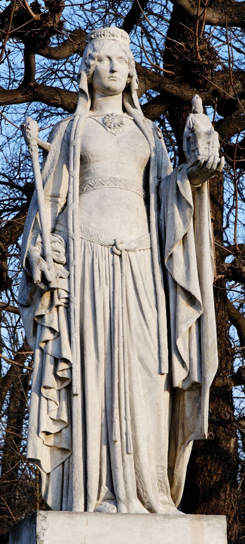 File:Bertrada of Laon Jardin du Luxembourg.jpg - Wikimedia Commons